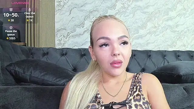 Snapshot of Daisy_Abby03 chatting on October 2025 05:28:01 AM Daisy Abby03 online show from October 2025 05:28:01 AM