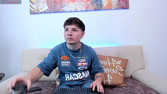 Snapshot of Leoo_Miller chatting on October 2025 08:20:01 PM Leoo Miller online show from October 2025 08:20:01 PM