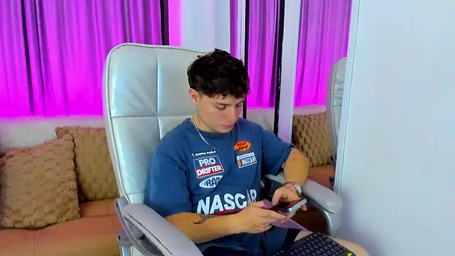 Snapshot of Leoo_Miller chatting on November 2025 04:33:02 AM Leoo Miller online show from November 2025 04:33:02 AM