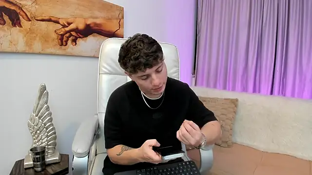 Snapshot of Leoo_Miller chatting on November 2025 04:23:02 AM Leoo Miller online show from November 2025 04:23:02 AM