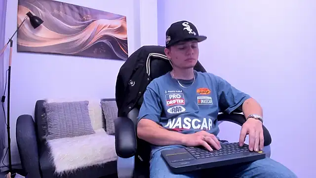 Snapshot of Leoo_Miller chatting on November 2025 04:00:01 AM Leoo Miller online show from November 2025 04:00:01 AM