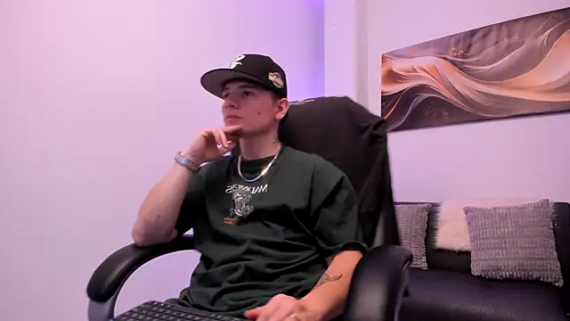 Snapshot of Leoo_Miller chatting on November 2025 11:02:01 PM Leoo Miller online show from November 2025 11:02:01 PM