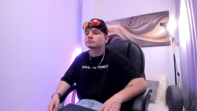 Snapshot of Leoo_Miller chatting on November 2025 04:12:01 AM Leoo Miller online show from November 2025 04:12:01 AM