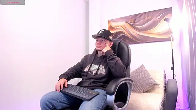 Snapshot of Leoo_Miller chatting on November 2025 03:50:01 AM Leoo Miller online show from November 2025 03:50:01 AM