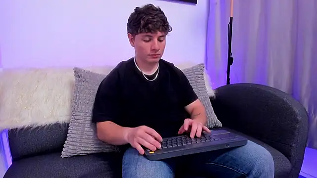 Snapshot of Leoo_Miller chatting on December 2025 03:58:02 AM Leoo Miller online show from December 2025 03:58:02 AM