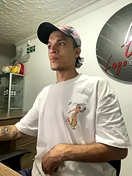 Snapshot of santyrestrepo chatting on November 2025 11:18:01 PM santyrestrepo online show from November 2025 11:18:01 PM