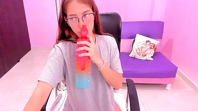 Snapshot of blondie_dirtysquirt chatting on November 2025 07:18:02 PM blondie dirtysquirt online show from November 2025 07:18:02 PM