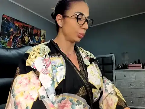 Alesyamuscledollxh online show from November 2025 08:33:02 PM