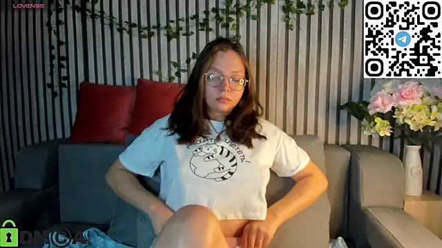 Snapshot of Nuura_Moore chatting on November 2025 01:05:02 AM Nuura Moore online show from November 2025 01:05:02 AM