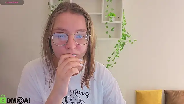 Snapshot of Nuura_Moore chatting on December 2025 01:04:02 AM Nuura Moore online show from December 2025 01:04:02 AM