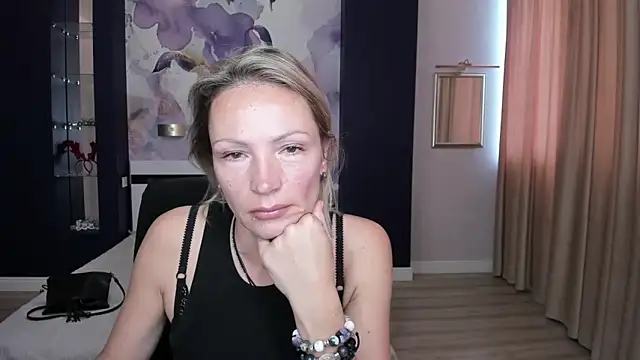 Snapshot of AlinaMoor chatting on October 2025 06:00:02 AM AlinaMoor online show from October 2025 06:00:02 AM