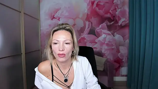 Snapshot of AlinaMoor chatting on October 2025 05:48:02 AM AlinaMoor online show from October 2025 05:48:02 AM