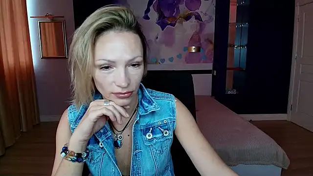 Snapshot of AlinaMoor chatting on October 2025 07:01:01 AM AlinaMoor online show from October 2025 07:01:01 AM