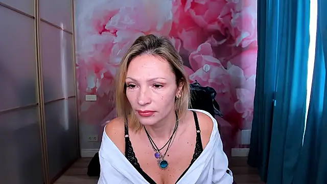 Snapshot of AlinaMoor chatting on November 2025 06:45:01 AM AlinaMoor online show from November 2025 06:45:01 AM