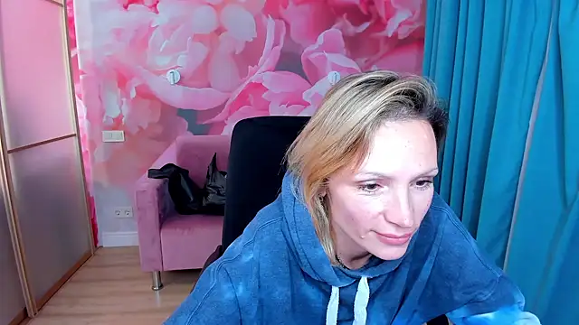 Snapshot of AlinaMoor chatting on November 2025 06:42:02 PM AlinaMoor online show from November 2025 06:42:02 PM