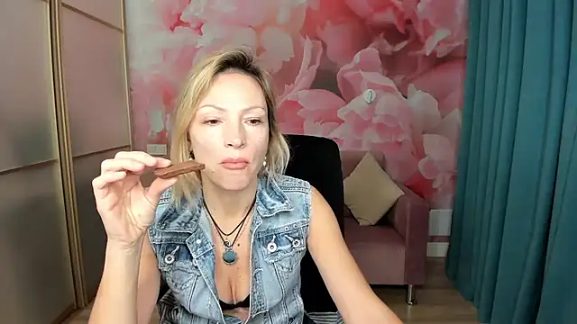 Snapshot of AlinaMoor chatting on December 2025 06:40:02 AM AlinaMoor online show from December 2025 06:40:02 AM