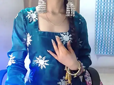 Snapshot of Roiseeee chatting on February 2026 05:03:01 AM Roiseeee online show from February 2026 05:03:01 AM