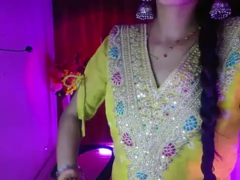 Snapshot of Roiseeee chatting on April 2026 05:18:02 AM Roiseeee online show from April 2026 05:18:02 AM