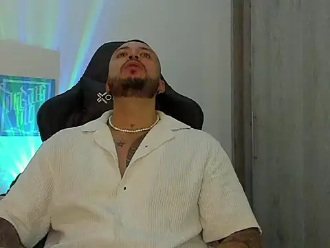 Snapshot of Dave-Max01 chatting on October 2025 12:33:01 AM Dave-Max01 online show from October 2025 12:33:01 AM