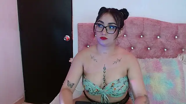 Snapshot of SeleneMore chatting on January 2026 07:05:02 PM SeleneMore online show from January 2026 07:05:02 PM