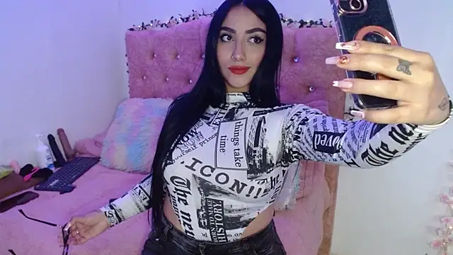 Snapshot of SeleneMore chatting on February 2026 09:44:01 PM SeleneMore online show from February 2026 09:44:01 PM