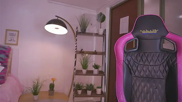 Giia Moretti  online show from November 2025 07:13:01 PM