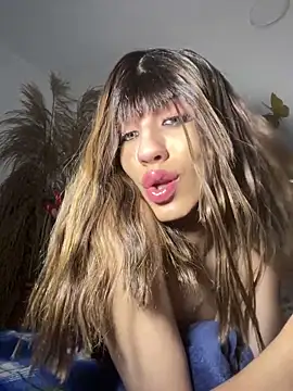 Snapshot of SiaraRealist chatting on December 2025 01:01:02 AM SiaraRealist online show from December 2025 01:01:02 AM