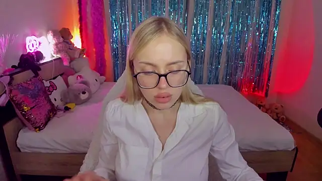 Snapshot of CeaneLino chatting on November 2025 06:18:01 PM CeaneLino online show from November 2025 06:18:01 PM