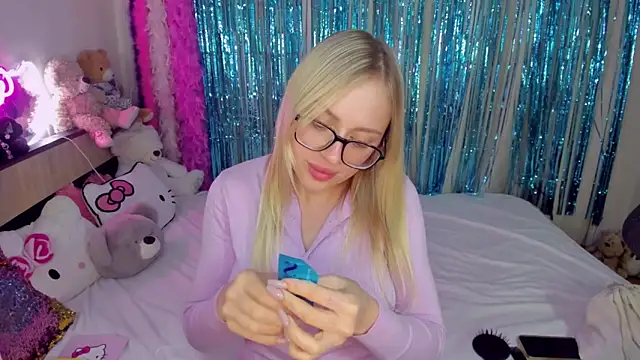 Snapshot of CeaneLino chatting on November 2025 02:33:01 AM CeaneLino online show from November 2025 02:33:01 AM