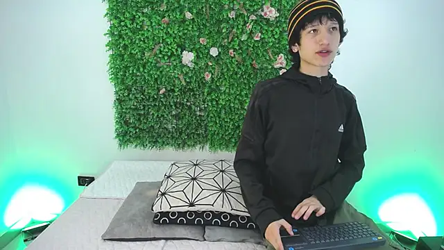 Snapshot of Emo_Boy_ chatting on November 2025 01:00:02 PM Emo Boy online show from November 2025 01:00:02 PM