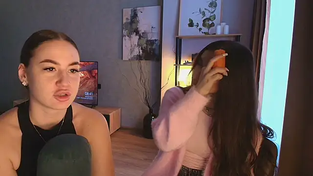 Snapshot of MayaGlow chatting on November 2025 05:42:02 AM MayaGlow online show from November 2025 05:42:02 AM