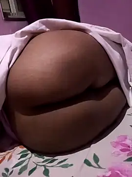 Snapshot of vickymtrb chatting on November 2025 05:12:02 PM vickymtrb online show from November 2025 05:12:02 PM