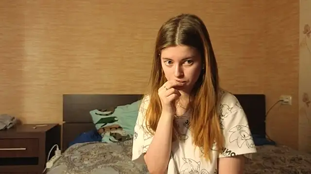 Snapshot of EmiliaCouple chatting on June 2026 08:15:02 AM EmiliaCouple online show from June 2026 08:15:02 AM