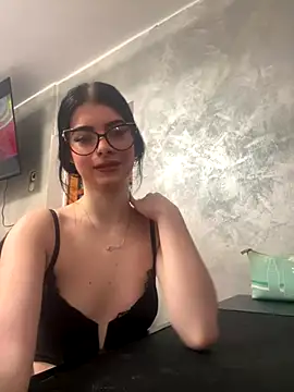 Snapshot of MissHerra2 chatting on December 2025 08:23:01 AM MissHerra2 online show from December 2025 08:23:01 AM