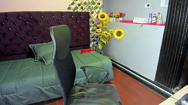 Snapshot of Yaluz_Naugthy chatting on February 2026 01:42:02 PM Yaluz Naugthy online show from February 2026 01:42:02 PM