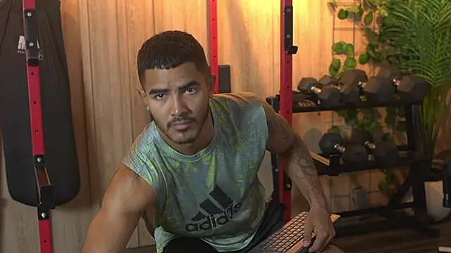 Snapshot of Reik_Vonn chatting on November 2025 12:05:02 PM Reik Vonn online show from November 2025 12:05:02 PM