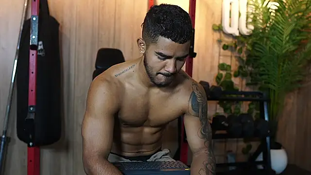 Snapshot of Reik_Vonn chatting on November 2025 12:26:01 PM Reik Vonn online show from November 2025 12:26:01 PM