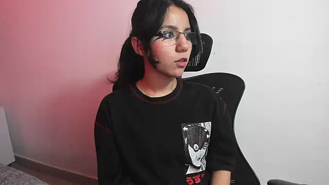 Snapshot of HollyPeach chatting on October 2025 12:42:02 PM HollyPeach online show from October 2025 12:42:02 PM