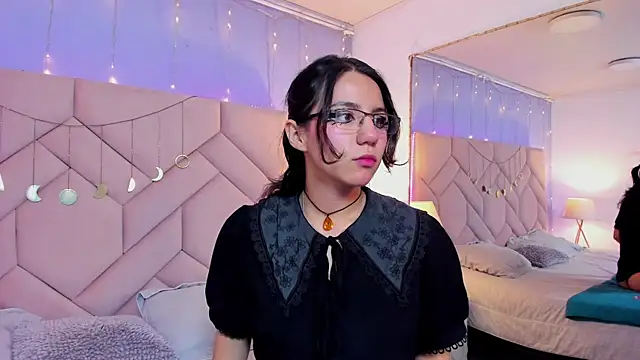 Snapshot of HollyPeach chatting on November 2025 07:58:02 PM HollyPeach online show from November 2025 07:58:02 PM