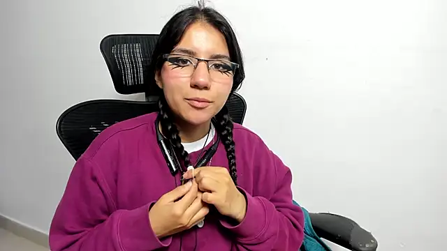 Snapshot of HollyPeach chatting on November 2025 07:52:02 PM HollyPeach online show from November 2025 07:52:02 PM