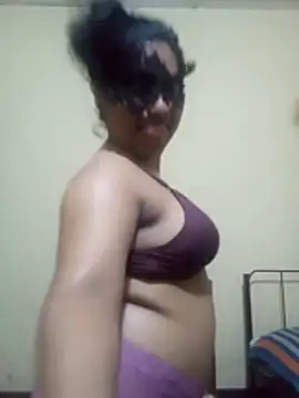 Expose Queen online show from February 2026 04:17:01 PM