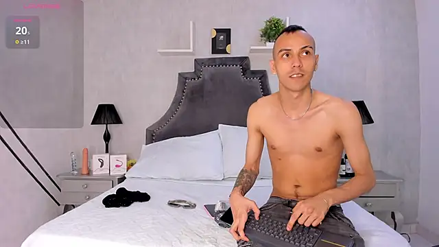 DerryAndIzzy online show from October 2025 06:25:01 AM