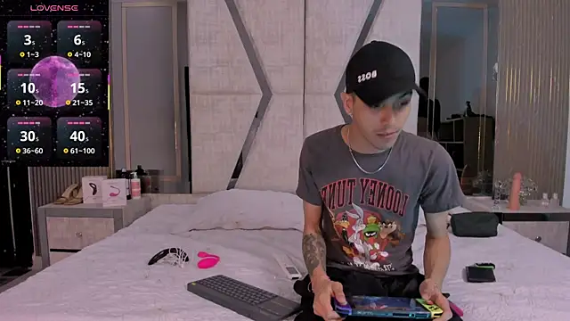 DerryAndIzzy online show from November 2025 02:07:02 PM