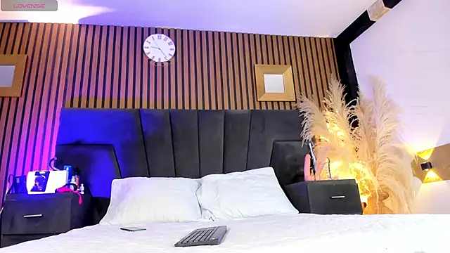 Snapshot of DerryAndIzzy chatting on December 2025 05:14:01 AM DerryAndIzzy online show from December 2025 05:14:01 AM