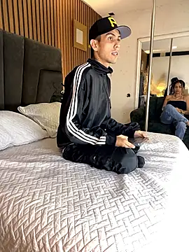 Snapshot of DerryAndIzzy chatting on January 2026 05:42:01 AM DerryAndIzzy online show from January 2026 05:42:01 AM