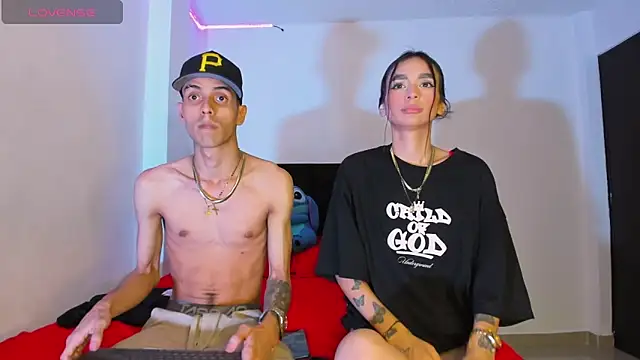 Snapshot of DerryAndIzzy chatting on February 2026 12:04:02 AM DerryAndIzzy online show from February 2026 12:04:02 AM