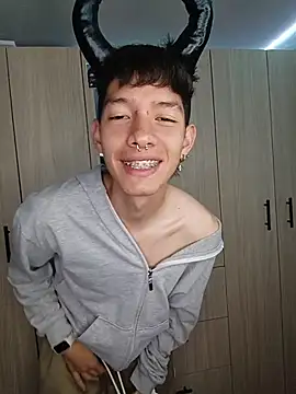 Snapshot of heyy_noah11 chatting on November 2025 01:04:02 AM heyy noah11 online show from November 2025 01:04:02 AM