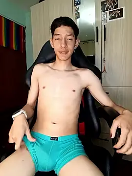 Snapshot of heyy_noah11 chatting on January 2026 01:07:02 AM heyy noah11 online show from January 2026 01:07:02 AM