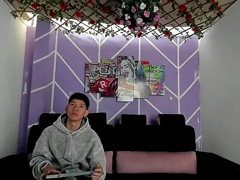 Snapshot of heyy_noah11 chatting on February 2026 01:03:01 PM heyy noah11 online show from February 2026 01:03:01 PM