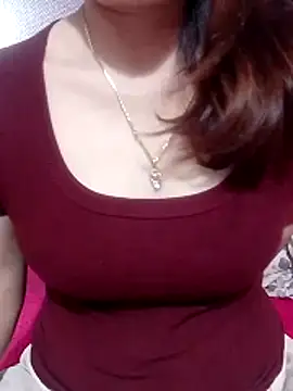 YiyinLy online show from April 2026 12:10:01 PM